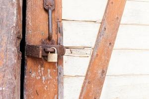 chiave arrugginita della porta di legno foto