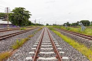 binari ferroviari con ruggine su sfondo roccioso foto