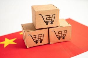 scatola con logo carrello della spesa e bandiera della Cina, import export shopping online o e-commerce servizio di consegna finanza negozio spedizione prodotto, commercio, concetto fornitore. foto