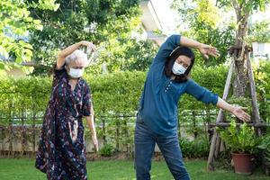 asiatico anziano o anziana signora anziana esercizio paziente con felice fresco godere nel parco, sano forte concetto medico foto