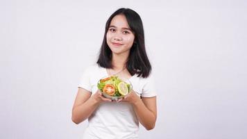 giovane donna asiatica felice e sana insalata con sfondo bianco isolato foto