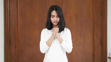 una donna cristiana che prega umilmente in chiesa foto