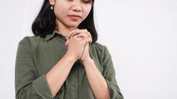 una donna cristiana che prega umilmente isolato sfondo bianco foto