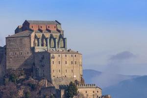 abbazia di san michele, sacra di san michele, italia. edificio medievale monastico. foto