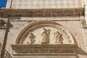 villaggio di assisi in umbria, italia. particolare della più importante basilica italiana dedicata a s. francesco - san francesco. foto