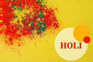 concetto di festival indiano holi ciotola multi colore con sfondo colorato e scritta happy holi foto