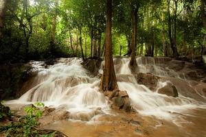 pha tad cascata nel parco nazionale nella provincia di kanchanaburi, in tailandia foto