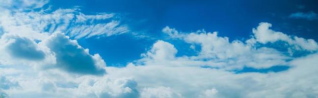 immagine di sfondo di nuvole bianche nel cielo foto