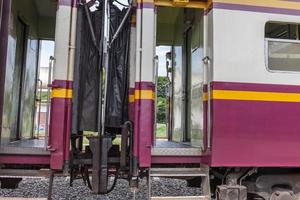 una carrozza ferroviaria alla stazione dei treni foto