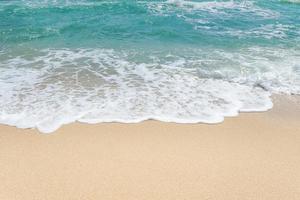 vista mare dalla spiaggia tropicale con cielo soleggiato. spiaggia paradisiaca estiva dell'isola di Koh Samui. costa tropicale. mare tropicale in tailandia. spiaggia estiva esotica con nuvole all'orizzonte. foto