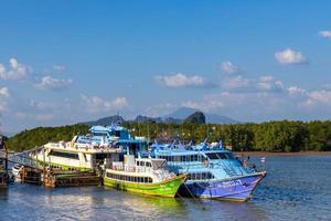 krabi, tailandia - 22 gennaio 2020 - bella vista naturale di barche, molo, foresta di mangrovie e montagna di khao khanab nam sul fiume krabi, krabi, tailandia. foto