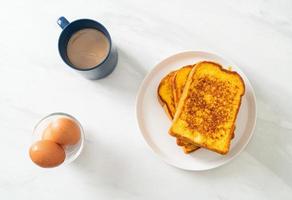 toast alla francese su piatto bianco foto