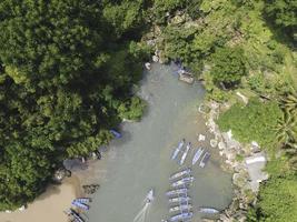 veduta aerea della spiaggia del barone a yogyakarta, indonesia con faro e barche tradizionali foto