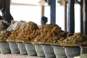 gamberetti fritti in una strada cittadina a gunung kidul, indonesia. foto