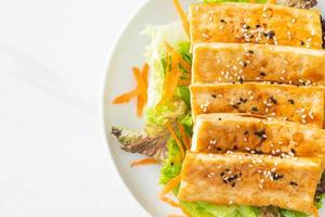 Insalata di tofu teriyaki con sesamo foto