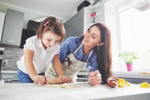 mamma che ama il forno per la figlia del biscotto. foto