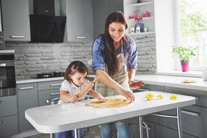 mamma che ama il forno per la figlia del biscotto. foto