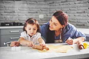 mamma che ama il forno per la figlia del biscotto. foto