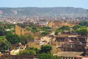 Vista di jaipur dalla torre della vittoria di isarlat, alias torre swargasuli, nel rajasthan, india foto