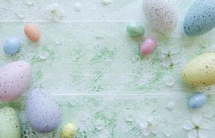 uova di Pasqua colorate su sfondo di legno verde foto