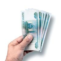 la mano maschile tiene diverse banconote del valore di mille rubli isolati su bianco foto