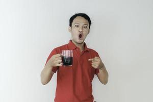 giovane uomo asiatico in possesso di una tazza di caffè in piedi su sfondo bianco isolato con espressione shock e wow foto