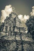 antico sito maya con rovine di templi piramidi manufatti muyil messico. foto