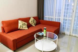 appartamento di lusso super pulito con divano rosso bangkok tailandia. foto