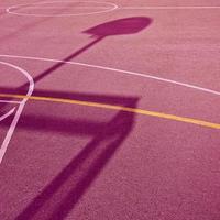 silhouette di basket di strada sul campo rosa foto