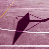 silhouette di basket di strada sul campo rosa foto