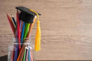 cappello di laurea con matite colorate con spazio di copia, apprendimento del concetto di istruzione universitaria. foto