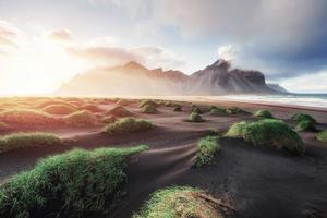 fantastico ovest delle montagne e dune di sabbia lavica vulcanica sulla spiaggia stokksness, islanda foto