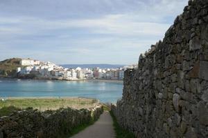 piccolo villaggio sul mare blu foto