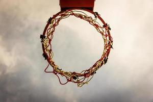 canestro da basket in legno foto