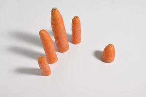 dita tagliate spaventose di carote dolci foto