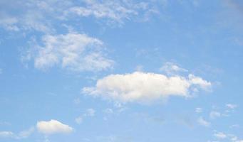 nuvole bianche nel cielo blu foto