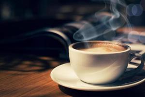 tazza di caffè in cafee in tono scuro e vintage foto