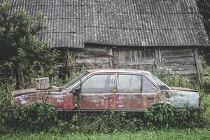 parete in legno di un vecchio fienile in campagna. foto