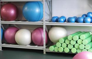 attrezzature per fitness club su un supporto. fitball, rulli di schiuma da yoga, stile di vita sano foto