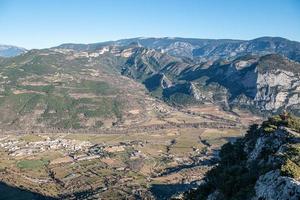 paesaggio urbano di organya nelle montagne dei pirenei catalani foto