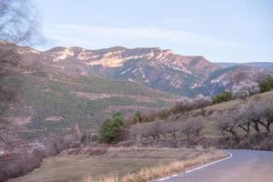 paesaggi delle montagne dei pirenei catalani a organya in spagna foto
