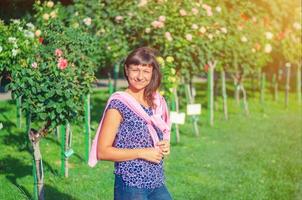 giovane bella ragazza caucasica con capelli scuri e camicia a fiori che guarda l'obbiettivo foto