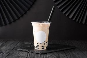 tè al latte di Taiwan con la bolla su fondo di legno foto