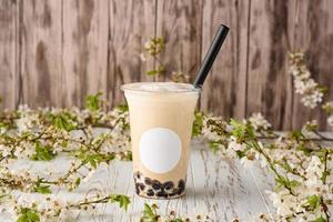 tè al latte di Taiwan con la bolla su fondo di legno foto
