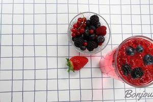 tè alla frutta fresca, frutti di bosco e bevanda alla fragola foto