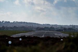 pista dell'aeroporto di Bournemouth con luci di atterraggio in primo piano foto