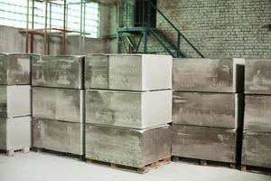 produzione di blocchi di cemento espanso. mattone da costruzione leggero. blocco di gesso leggero schiumato. foto