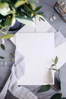 spazio di copia su carta bianca. cornice con fiori. nastro di seta. sfondo grigio. bouquet semplice. biglietto d'auguri. foto