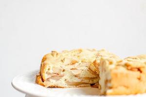 Charlotte di torta di mele biologica fatta in casa. torta di mele del calzolaio sul piatto bianco. foto