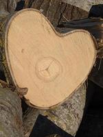 ceppo di legno a forma di cuore con segno di pace al centro. foto